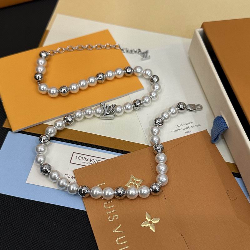 LV Necklace 03lyr398